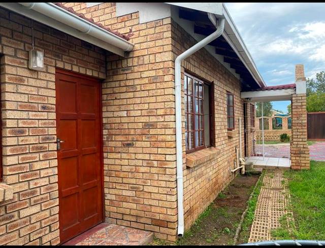 3 BEDROOM HOUSE FOR SALE IN KOMANI PARK